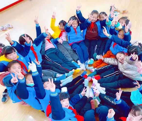 这所学校师生都穿错了袜子!他们想表达什么?