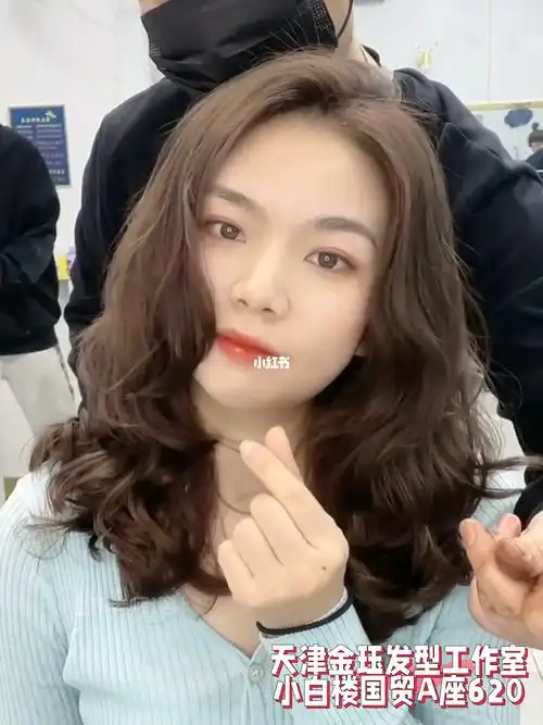 无需打理的中长发慵懒卷发适合圆脸长脸