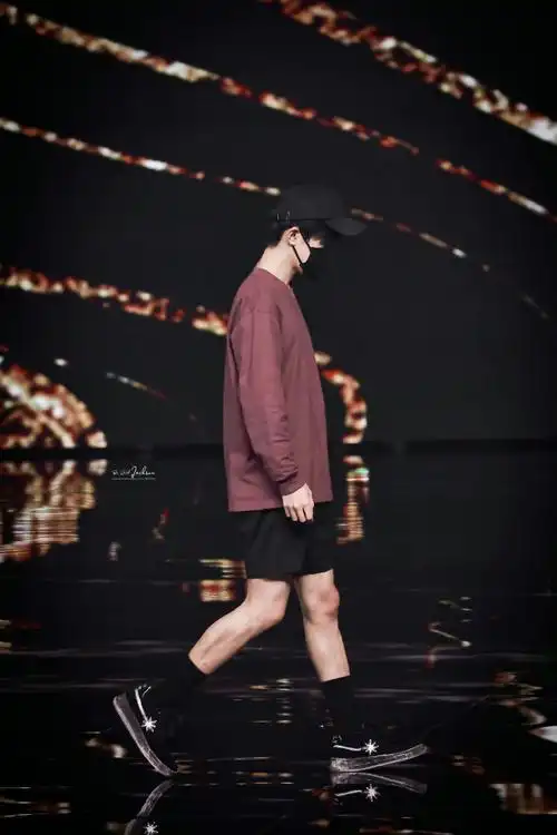 易烊千玺 yyqx 四字弟弟#夏天夏天悄悄过去,没看见我儿的小短裤小袜子