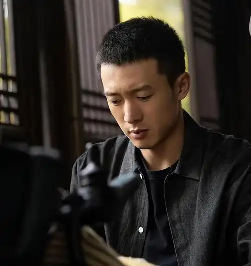 钟楚曦侯雯元晒健身房合照甜蜜般配,历任男友帅气非凡|李现|何晟铭