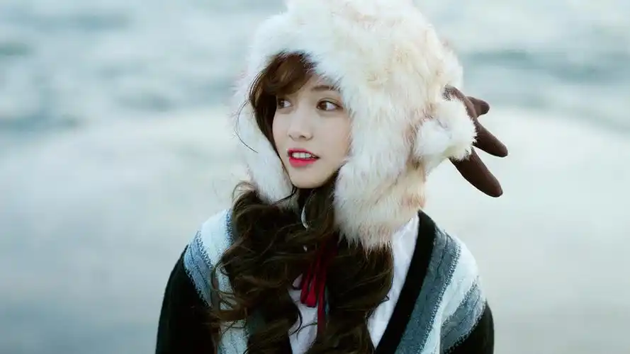 大眼可爱美少女高清桌面壁纸图片