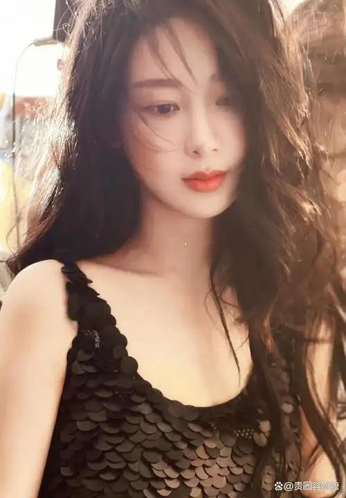 杨紫这是换团队了吗?长发飘飘宛若港风美人,眼波流转尽显女人味