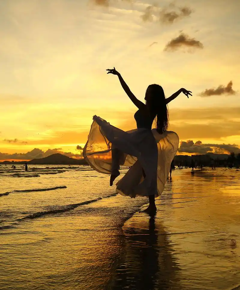 美女往那海岸边一站,大海映入眼帘,内心的激动立马像爆米花似的炸开!