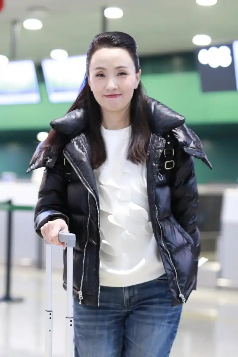 48岁陶虹现身机场自推行李歪头卖萌俏皮看不出年龄