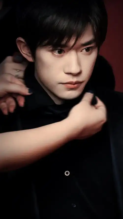 四字 易烊千玺 yyqx 四字弟弟##易烊千玺黑西装抓拍