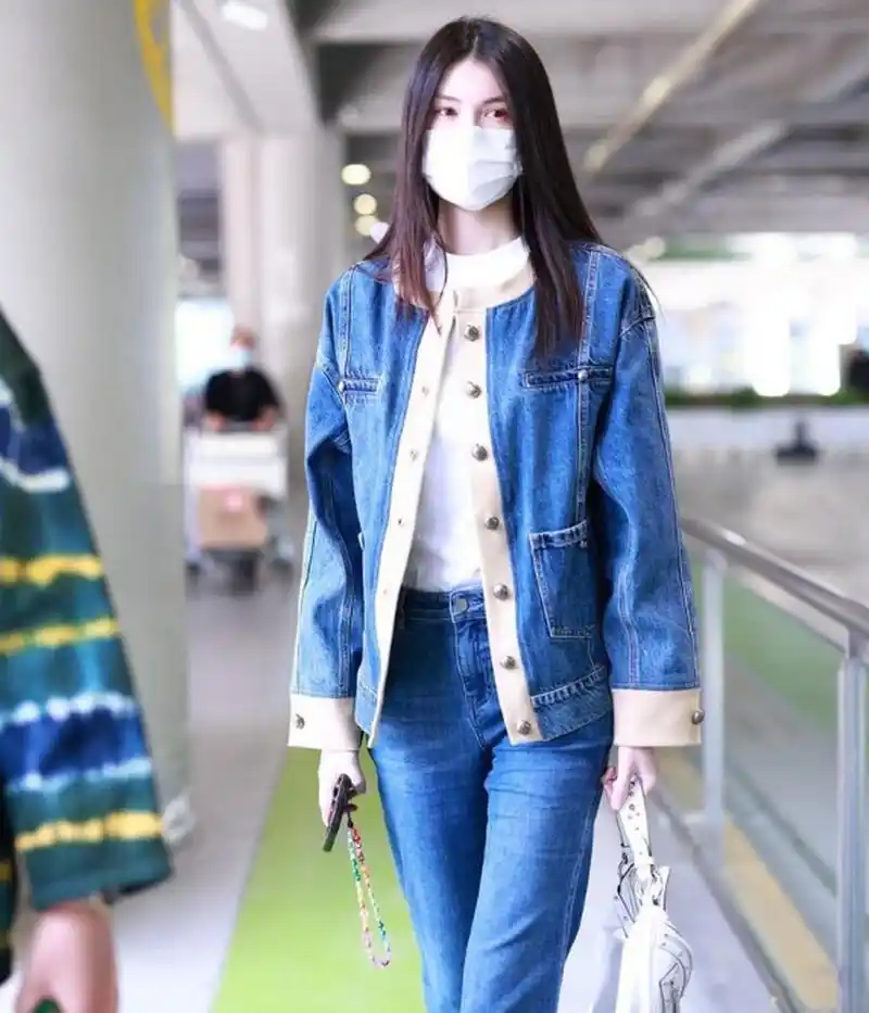 何穗机场街拍,牛仔外套 牛仔裤 白色t恤,休闲时尚,早春最时髦的穿搭