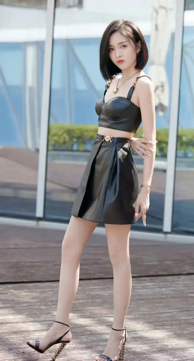 吴宣仪白嫩的美脚丫