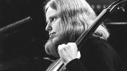 英国jacqueline du pre(1945-1987)杰奎琳·杜普蕾01大提琴是一件相对