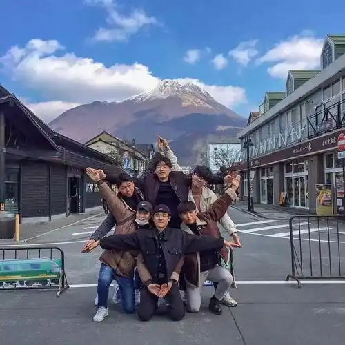 近期几种比较热门的合影姿势