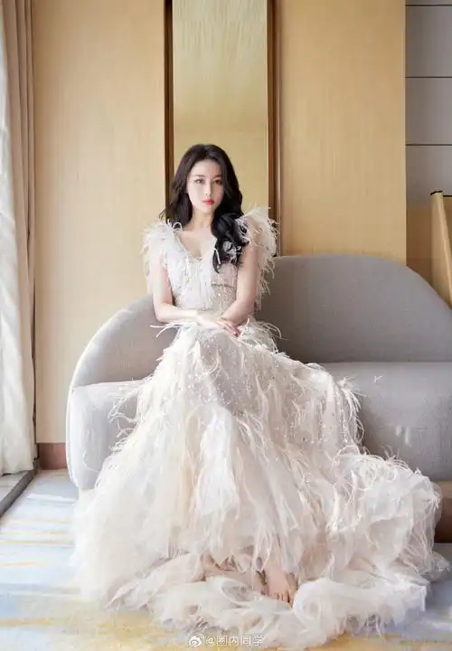 张馨予羽毛钉珠连衣裙#美神降临,白色羽毛闪钻长裙,姐姐好美,呜呜呜