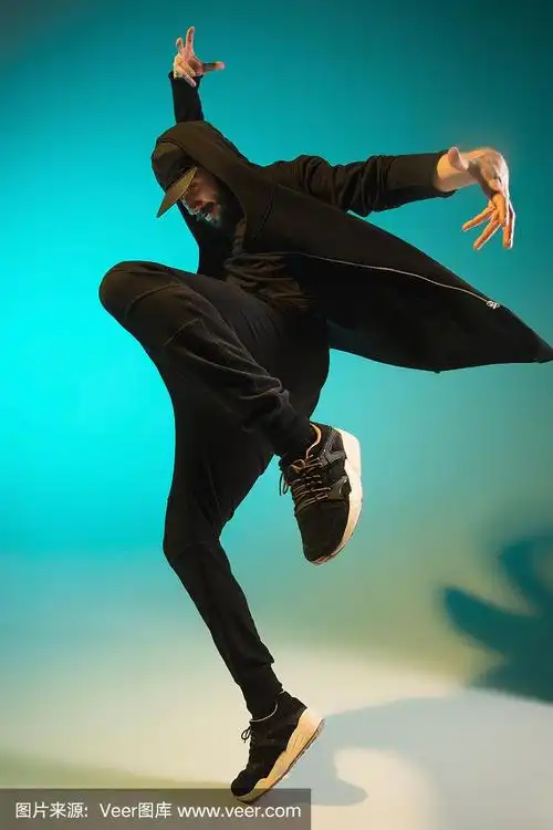 一个街舞男霹雳舞的剪影在多彩的背景上跳舞
