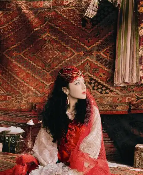 这几年,其实有关迪丽热巴的负面新闻有不少,怀孕,结婚等等绯闻也是