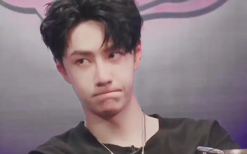 【王一博】你到底几岁呀?还有奶膘!好可爱啊!