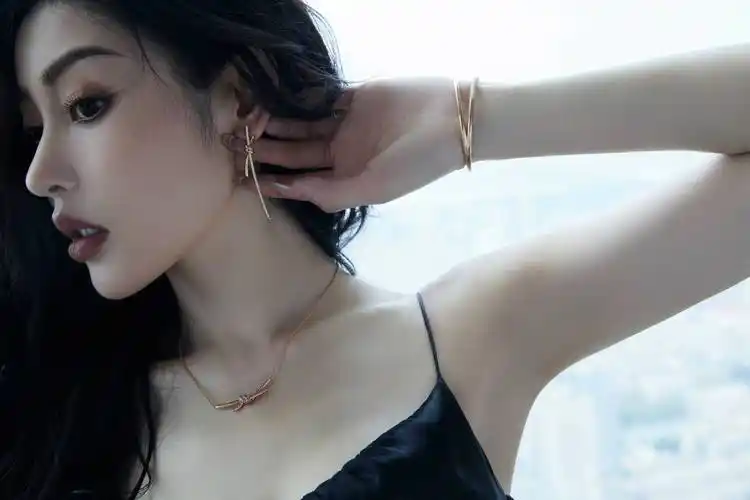 张天爱黑色吊带连衣裙大长腿性感写真_身材_网友_爱的