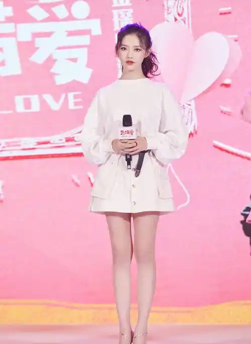 她的气质非常符合,尤其是超短的款式,更是让她尽情地秀出了自己的美腿