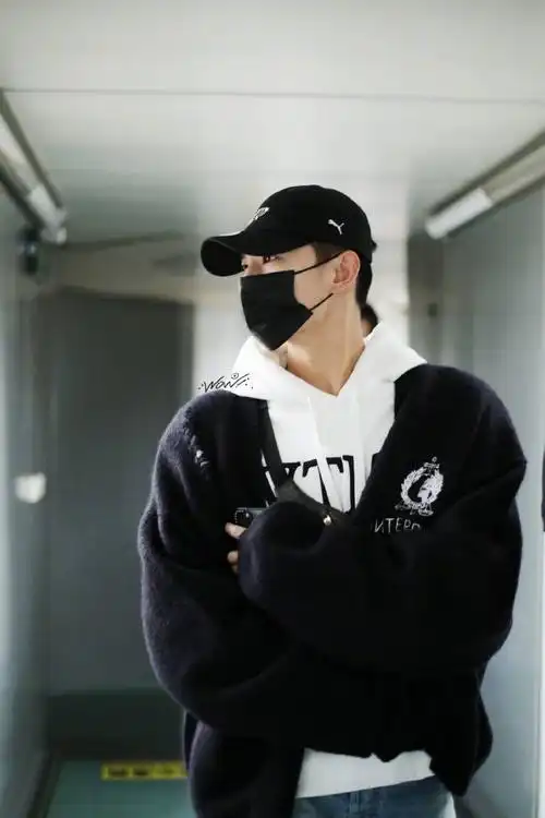 杨洋黑色开衫白色卫衣搭配鸭舌帽,很实用的冬日清爽穿搭 zt