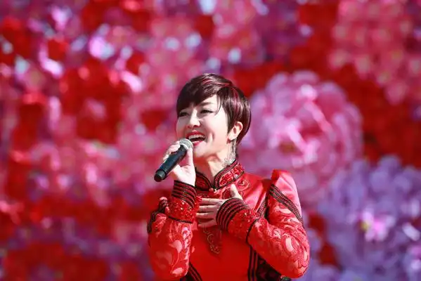 歌手格格在主题文艺演出现场演唱.