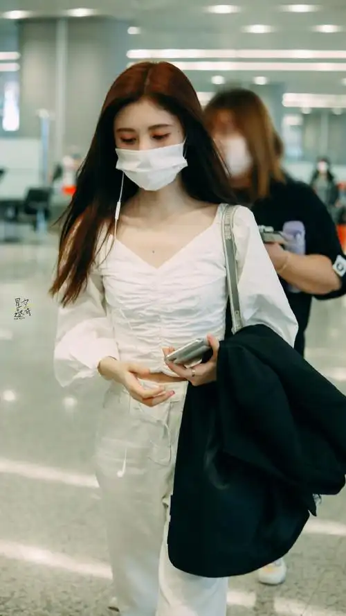 鞠婧祎机场图源wb见水印