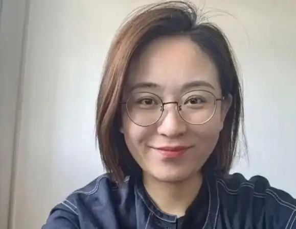 山根一道横纹一道劫,非姻缘即事业,人会过的辛苦些.过了43岁会好些.