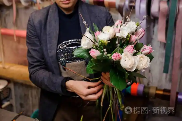 拿着一束鲜花的男人