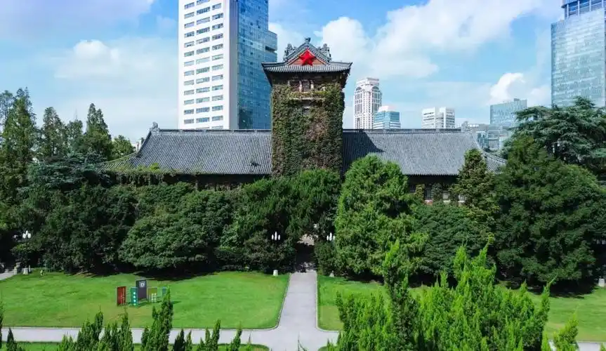 南京大学北大楼即原金陵大学钟楼,建成于1919年,位于南京大学鼓楼校区