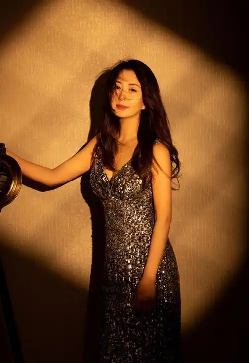 杨童舒久违红毯太用力穿亮色裙秀身材没有曲线用力过猛太掉价