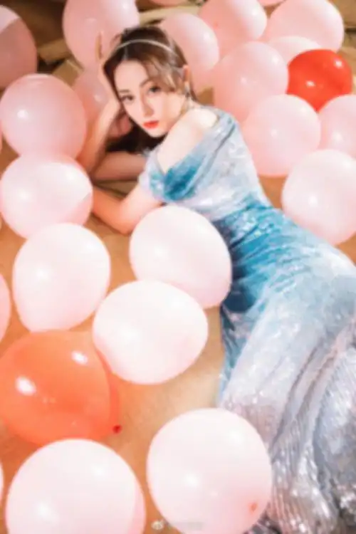 迪丽热巴蓝色曳地礼裙惊艳亮相,化身蓝色美人鱼,美到发光!