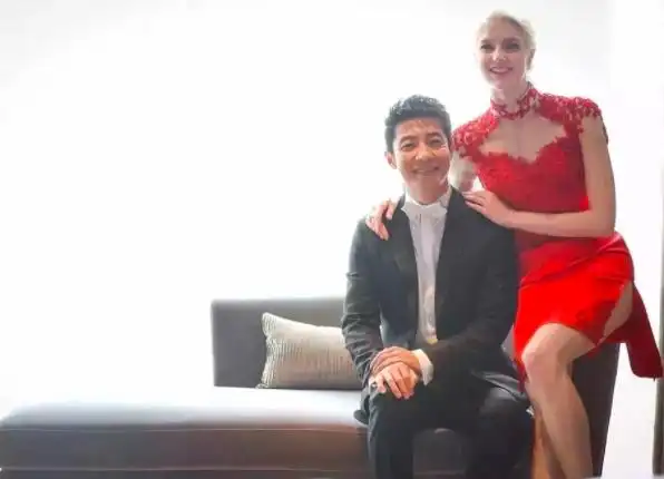 撒贝宁老婆庆结婚5周年,甜蜜告白晒亲吻照片,大束玫瑰彰显用心