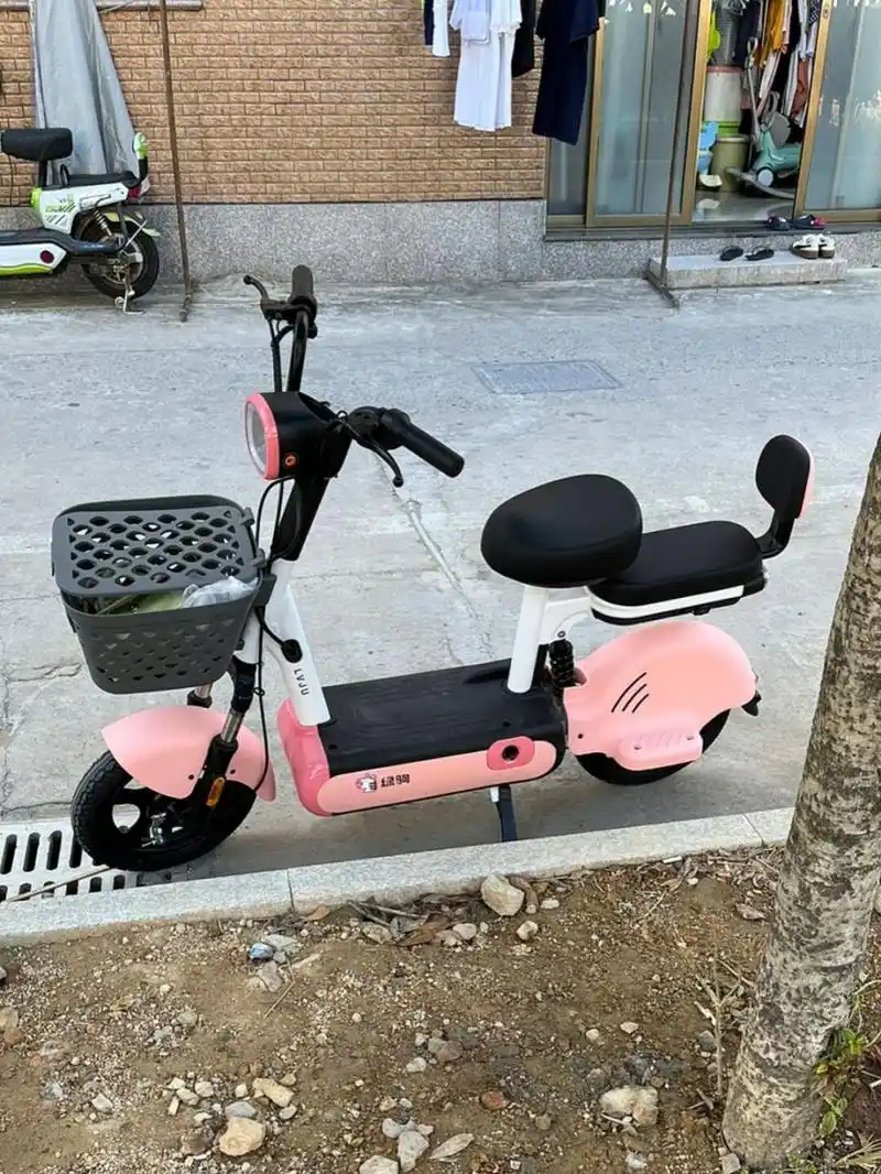 绿驹泡泡电动车 这款我真的太爱了 又好看又好骑  前面灯到黑一点的