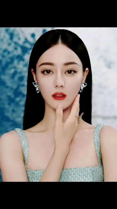 迪丽热巴的中分黑直发造型,美的让人挪不动眼睛