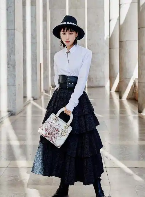 尽显腿长王子文穿了件黄色透视连体裤,细腻的印花,显得很高档,搭配了