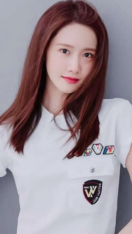 林允儿时尚唯美写真照,气质优雅,甜美可爱