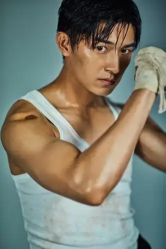杨旭文曝光最新写真眼神坚毅荷尔蒙爆棚
