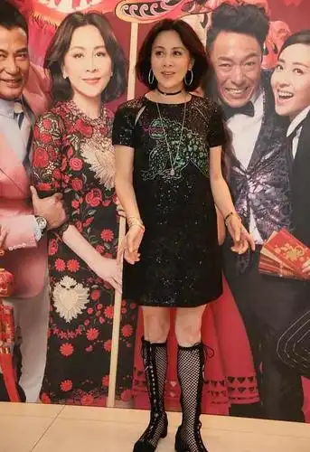 刘嘉玲牛掰了!晚礼服肩带滑落都能淡定自如,网友:女王威武!