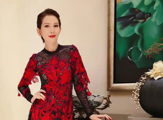 46岁蔡少芬出席活动,发型老气裙子庸俗,网友:造型师下线了?