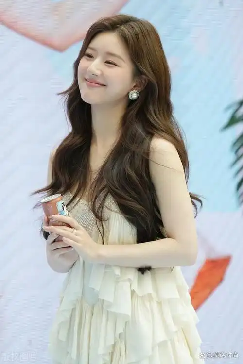 24岁的赵露思,在新生代小花中还是非常优秀的.