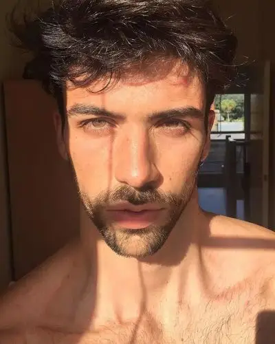 充满拉丁风情的胡渣男模 carlos san juan