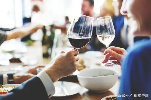 其实这个习语主要指的是酒杯的底,也就是喝酒的时候一饮而尽,把酒杯翻