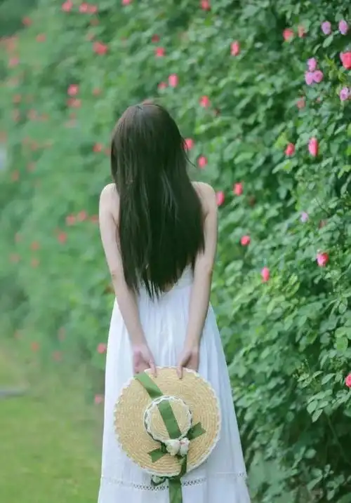 漫步花墙拍一个美丽的背影也是不错的选择科普楼在2号门温室大棚前的