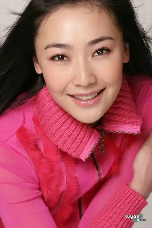 《山菊花》目前正在山西榆次外景地紧张热拍中,青年演员阿斯茹在剧中