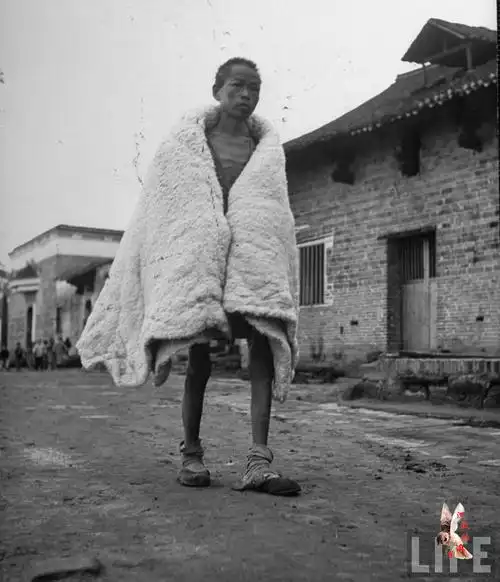 silk)拍摄,他在中国内战期间到湖南拍摄老百姓在战争期间的苦难生活