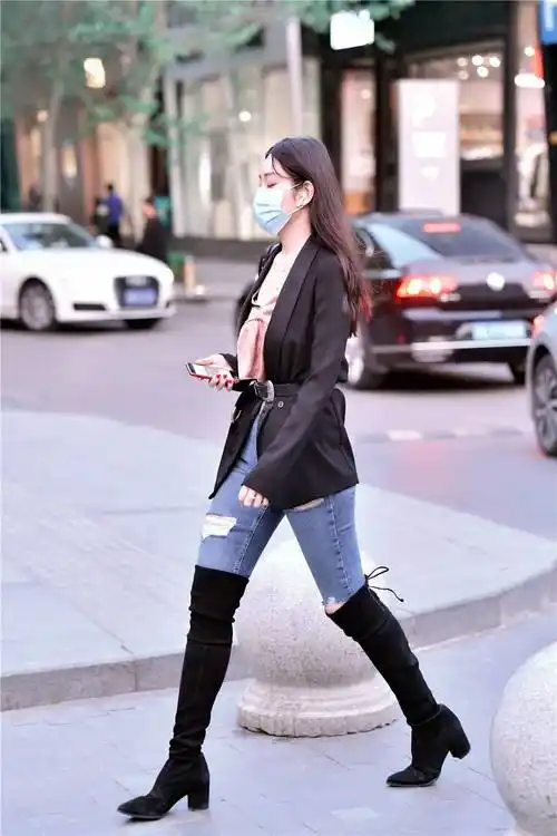 紧身牛仔裤搭配过膝长靴挑身材的服装搭配一般人不敢尝试