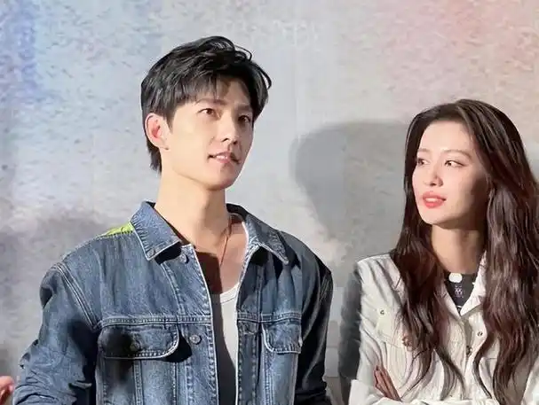 杨洋穿西服短裤现身活动,生图下身材五五分,被指撞脸炎亚纶