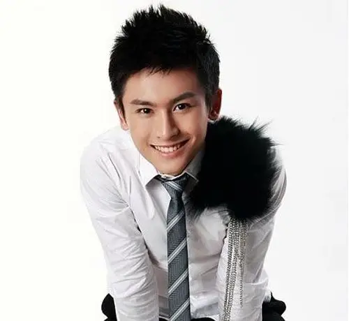 张哲瀚整容了吗美人制造热拍微博生活照流出