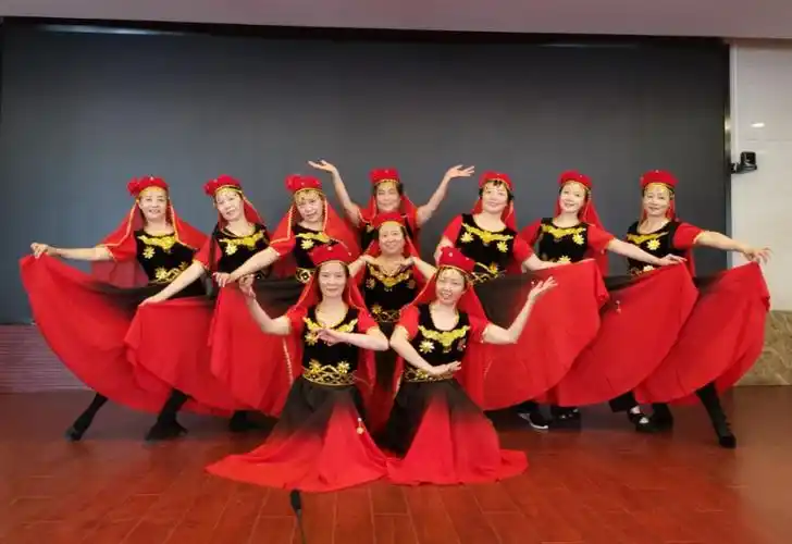 舞蹈的结尾定位,行礼,谢幕在李老师的指点下,反复走台练习,完美!