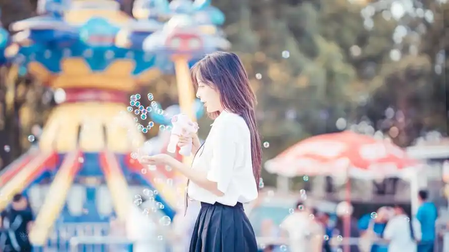 吹泡泡的漂亮女生唯美壁纸-美女壁纸 - 壁纸家