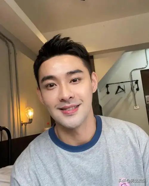 男生剪"露额"发型阳光帅气,这三款发型可以试试