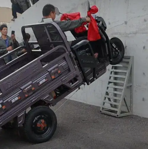 最大载重2500斤2款拉货王电动三轮车上市隆鑫五羊出手