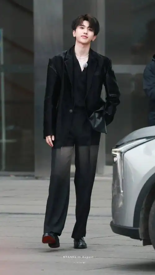 蔡徐坤奔跑吧黑西装红底鞋造型公开潇洒贵公子送上今日份绅士鞠躬