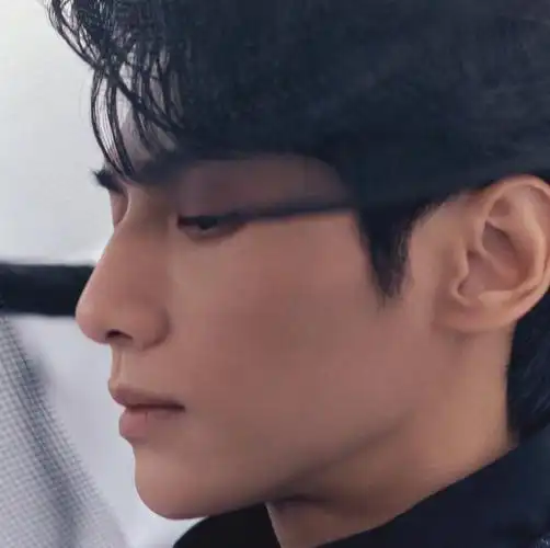 罗云熙花墨封面曝光,黑西装与俊朗五官完全适配,大片韵味十足!